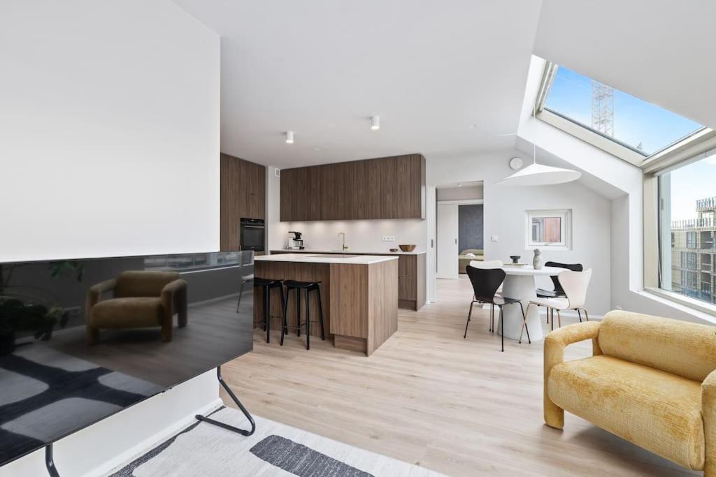 Skylight Lux 3br/2ba Center With Free Parking Appartement