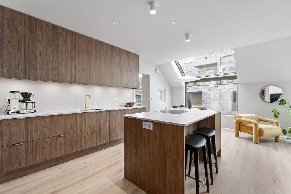 Skylight Lux 3br/2ba Center With Free Parking Appartement
